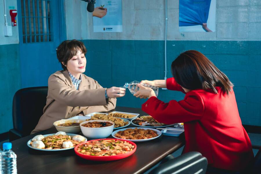 Hwang Ji-ye and Yeo Mi-ran having spicy food and alcohol in the drama Love to Hate You
