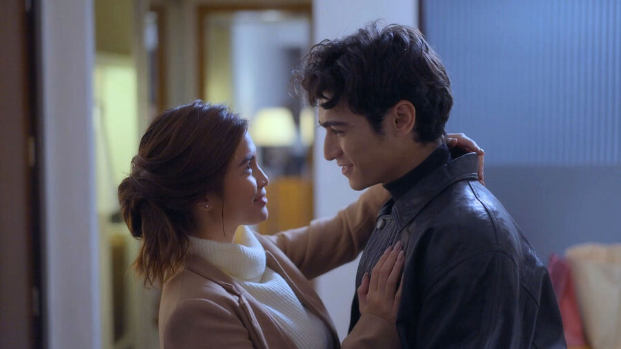 the rain in España luna and kalix locked in an embrace