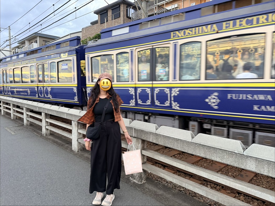 me and the Enoden line train with purple coaches, holding the pink bag I got back