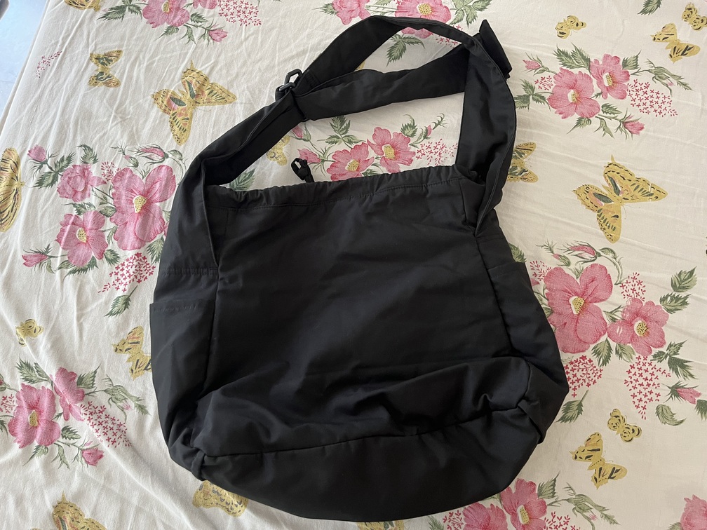 uniqlo big black shoulder bag